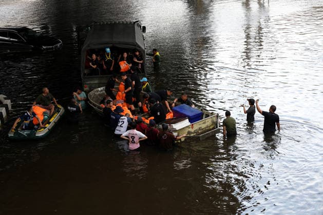 Aftermath of heavy rain in Bangkok BANGKOK, THAILAND - SEPTEMBER 28: Volunteers load plastic bottles onto a rhib amid floodwaters in Bang Kapi district in Bangkok, Thailand, on September 28, 2026. Valeria Mongelli Anadolu Bangkok Thailand. Editorial use only. Please get in touch for any other usage.  Copyright: x2026xAnadoluxValeriaxMongellix