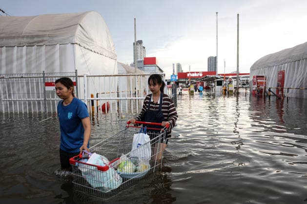 Aftermath of heavy rain in Bangkok BANGKOK, THAILAND - SEPTEMBER 28: Women push a shopping cart amid floodwaters in Bang Kapi district in Bangkok, Thailand, on September 28, 2026. Valeria Mongelli Anadolu Bangkok Thailand. Editorial use only. Please get in touch for any other usage.  Copyright: x2026xAnadoluxValeriaxMongellix