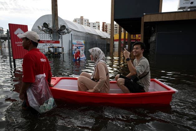 Aftermath of heavy rain in Bangkok BANGKOK, THAILAND - SEPTEMBER 28: People navigate floodwaters on a boat in Bang Kapi district in Bangkok, Thailand, on September 28, 2026. Valeria Mongelli Anadolu Bangkok Thailand. Editorial use only. Please get in touch for any other usage.  Copyright: x2026xAnadoluxValeriaxMongellix
