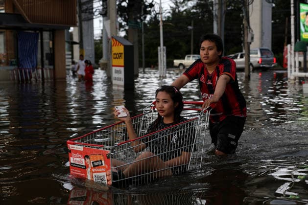 Aftermath of heavy rain in Bangkok BANGKOK, THAILAND - SEPTEMBER 28: A woman sits in a shopping cart amid floodwaters in Bang Kapi district in Bangkok, Thailand, on September 28, 2026. Valeria Mongelli Anadolu Bangkok Thailand. Editorial use only. Please get in touch for any other usage.  Copyright: x2026xAnadoluxValeriaxMongellix