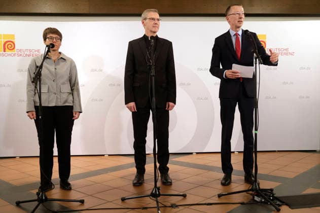 Beate Gilles, Heiner Wilmer, and Matthias Kopp at the opening press conference for the fall plenary assembly of the German Bishops Conference at the Fulda Cathedral Parish Center, September 28, 2026 Foto:xP.xBackx xFuturexImagex bischofskonferenz_6908