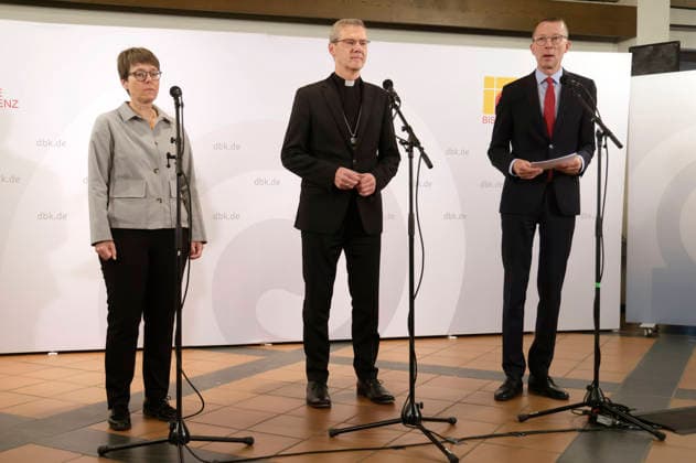 Beate Gilles, Heiner Wilmer, and Matthias Kopp at the opening press conference for the fall plenary assembly of the German Bishops Conference at the Fulda Cathedral Parish Center, September 28, 2026 Foto:xP.xBackx xFuturexImagex bischofskonferenz_6909