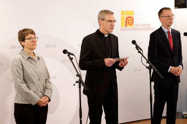 Beate Gilles, Heiner Wilmer, and Matthias Kopp at the opening press conference for the fall plenary assembly of the German Bishops Conference at the Fulda Cathedral Parish Center, September 28, 2026 Foto:xP.xBackx xFuturexImagex bischofskonferenz_6910