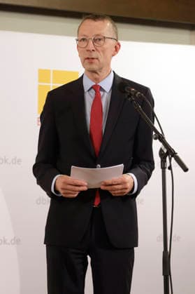 Matthias Kopp at the opening press conference for the fall plenary assembly of the German Bishops Conference at the Fulda Cathedral Parish Center, September 28, 2026 Foto:xP.xBackx xFuturexImagex bischofskonferenz_6911