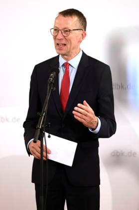 Matthias Kopp at the opening press conference for the fall plenary assembly of the German Bishops Conference at the Fulda Cathedral Parish Center, September 28, 2026 Foto:xP.xBackx xFuturexImagex bischofskonferenz_6912