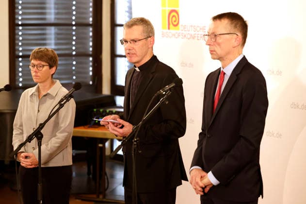 Beate Gilles, Heiner Wilmer, and Matthias Kopp at the opening press conference for the fall plenary assembly of the German Bishops Conference at the Fulda Cathedral Parish Center, September 28, 2026 Foto:xP.xBackx xFuturexImagex bischofskonferenz_6920