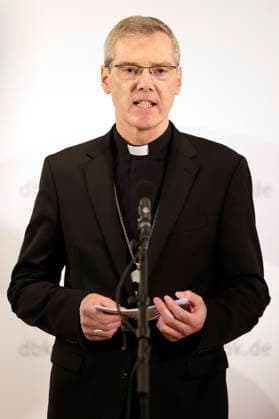 Heiner Wilmer at the opening press conference for the fall plenary assembly of the German Bishops Conference at the Fulda Cathedral Parish Center, September 28, 2026 Foto:xP.xBackx xFuturexImagex bischofskonferenz_6922