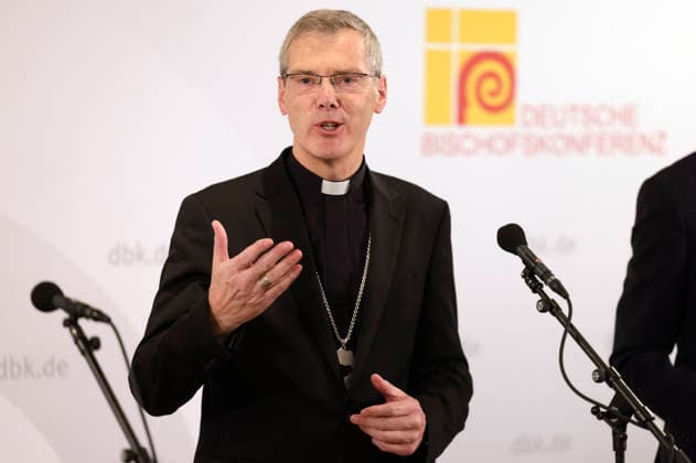 Heiner Wilmer at the opening press conference for the fall plenary assembly of the German Bishops Conference at the Fulda Cathedral Parish Center, September 28, 2026 Foto:xP.xBackx xFuturexImagex bischofskonferenz_6928