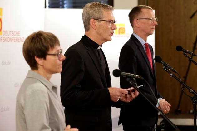 Beate Gilles, Heiner Wilmer, and Matthias Kopp at the opening press conference for the fall plenary assembly of the German Bishops Conference at the Fulda Cathedral Parish Center, September 28, 2026 Foto:xP.xBackx xFuturexImagex bischofskonferenz_6931