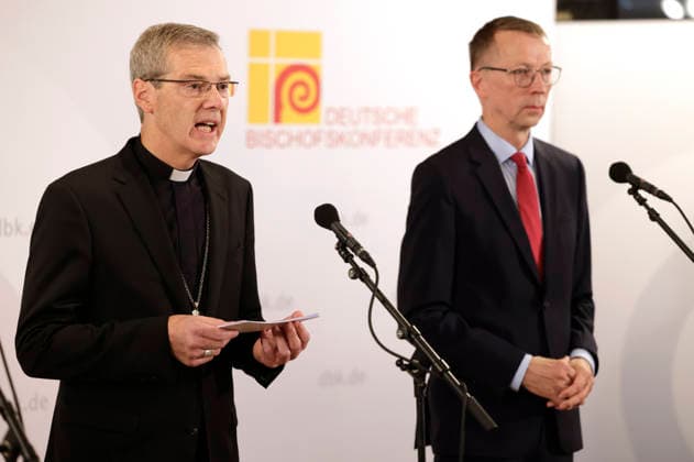 Heiner Wilmer and Matthias Kopp at the opening press conference for the fall plenary assembly of the German Bishops Conference at the Fulda Cathedral Parish Center, September 28, 2026 Foto:xP.xBackx xFuturexImagex bischofskonferenz_6932