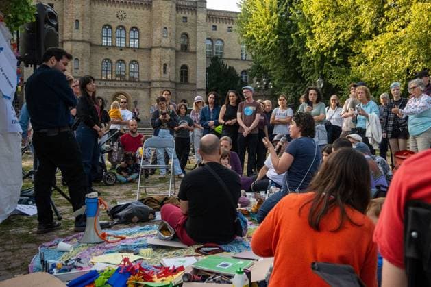 Elif Eralp Speaks at Sukkot Event in Berlin BERLIN, GERMANY SEPTEMBER 28, 2026: Elif Eralp, leading candidate of Die Linke in Berlin, speaks to participants at a Sukkah organized by Israelis für Frieden at Mariannenplatz. The event was held as an expression of support for Eralp and Die Linke and as a protest against the war and humanitarian situation in Gaza. Photo: Jess Flom JNA Press. Berlin Germany Copyright: x xjessxflomx xJNAxPressx