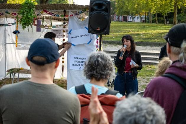 Elif Eralp Speaks at Sukkot Event in Berlin BERLIN, GERMANY SEPTEMBER 28, 2026: Elif Eralp, leading candidate of Die Linke in Berlin, speaks to participants at a Sukkah organized by Israelis für Frieden at Mariannenplatz. The event was held as an expression of support for Eralp and Die Linke and as a protest against the war and humanitarian situation in Gaza. Photo: Jess Flom JNA Press. Berlin Germany Copyright: x xjessxflomx xJNAxPressx
