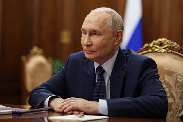 RUSSIA, MOSCOW - SEPTEMBER 28, 2026: Russia s President Vladimir Putin is pictured during a meeting with the Central Election Commission s Chairwoman Ella Pamfilova at the Moscow Kremlin. Vyacheslav Prokofyev Russian Presidential Press and Information Office TASS  98494481