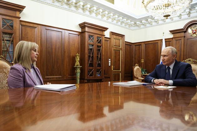 RUSSIA, MOSCOW - SEPTEMBER 28, 2026: Russia s President Vladimir Putin (R) and the Central Election Commission s Chairwoman Ella Pamfilova are pictured during a meeting at the Moscow Kremlin. Vyacheslav Prokofyev Russian Presidential Press and Information Office TASS  98494457