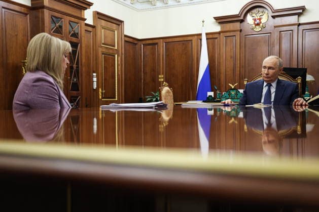 RUSSIA, MOSCOW - SEPTEMBER 28, 2026: Russia s President Vladimir Putin (R) and the Central Election Commission s Chairwoman Ella Pamfilova are pictured during a meeting at the Moscow Kremlin. Vyacheslav Prokofyev Russian Presidential Press and Information Office TASS  98494459