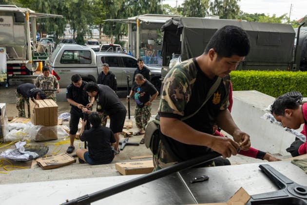 Bangkok Flooding Forces Residents Into Temporary Shelters Bangkok Bangkok Thailand Copyright: xNicolaxLongobardix