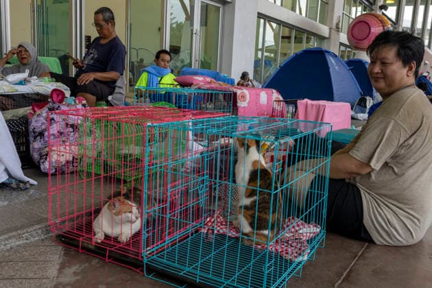 Bangkok Flooding Forces Residents Into Temporary Shelters Families with pets stay outside the main building at King Mongkut™s Institute of Technology Ladkrabang (KMITL) in Bangkok, Thailand, September 28, 2026. Flooding has forced residents to seek refuge in temporary shelters in the Thai capital. Bangkok Bangkok Thailand Copyright: xNicolaxLongobardix