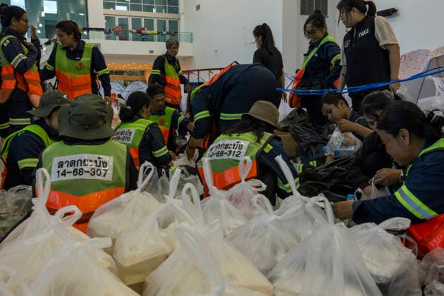 Bangkok Flooding Forces Residents Into Temporary Shelters Volunteers prepare food for delivery to people affected by flooding in Bangkok, Thailand, September 28, 2026. Bangkok Bangkok Thailand Copyright: xNicolaxLongobardix