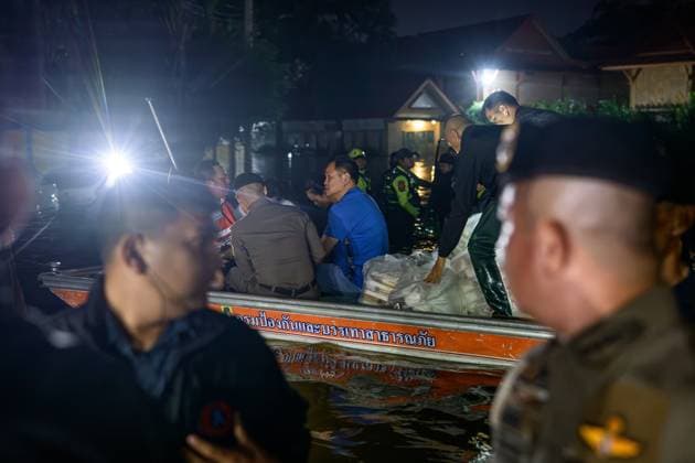 September 28, 2026, Bangkok, Thailand: BANGKOK, THAILAND, SEPTEMBER 28, 2026: Thai Prime Minister Anutin Charnvirakul visits the flood-hit Khlong Chan Housing Estate in Bang Kapi district, as residents continue to cope with severe flooding. Floodwaters reached about 1.5 metres in the community, disrupting daily life and leaving some residents without electricity, clean water and access to essential supplies. Bangkok Thailand  - ZUMAq101 20260928_zna_q101_063 Copyright: xWatsawatxKoktabtimx