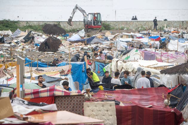 Rain Affects the Settlements on El Trampolín Beach in Ceuta. Migrants try to keep the shacks affected by the rain standing on El Trampolín Beach on September 28, 2026, in Ceuta, Spain. Around 3,000 migrants remain in makeshift settlements on Ceuta’s beaches following the massive influx recorded in late July. Continuous rain is flooding the ground and damaging the shacks built with reeds, plastic, cardboard, and sheets on El Trampolín Beach. SEPTEMBER 28, 2026, Ceuta, Spain  Copyright: xMarcosxMorenox 7806266