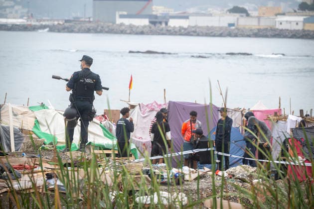 Rain Affects the Settlements on El Trampolín Beach in Ceuta Migrants Remain in the Settlements on El Trampolín Beach Despite the Rain, as of September 28, 2026, in Ceuta, Spain. Around 3,000 migrants remain in makeshift encampments on Ceuta’s beaches following the massive influx recorded in late July. The continuous rain is flooding the ground and damaging the shacks built from reeds, plastic, cardboard, and sheets on Trampolín Beach. SEPTEMBER 28, 2026. Ceuta, Spain  Copyright: xMarcosxMorenox 7806271