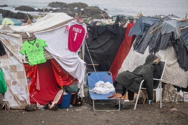 Rain Affects the Settlements on El Trampolín Beach in Ceuta Migrants Remain in the Settlements on El Trampolín Beach Despite the Rain, as of September 28, 2026, in Ceuta, Spain. Around 3,000 migrants remain in makeshift encampments on Ceuta’s beaches following the massive influx recorded in late July. The continuous rain is flooding the ground and damaging the shacks built from reeds, plastic, cardboard, and sheets on Trampolín Beach. SEPTEMBER 28, 2026. Ceuta, Spain  Copyright: xMarcosxMorenox 7806275