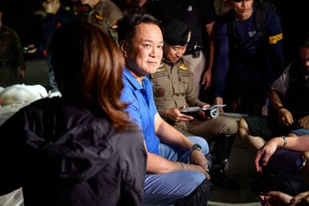 September 28, 2026, Bangkok, Thailand: BANGKOK, THAILAND, SEPTEMBER 28, 2026: Thai Prime Minister Anutin Charnvirakul visits the flood-hit Khlong Chan Housing Estate in Bang Kapi district, as residents continue to cope with severe flooding. Floodwaters reached about 1.5 metres in the community, disrupting daily life and leaving some residents without electricity, clean water and access to essential supplies. Bangkok Thailand  - ZUMAq101 20260928_zna_q101_067 Copyright: xWatsawatxKoktabtimx