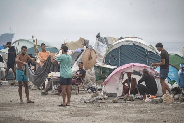 Rain Affects the Settlements on El Trampolín Beach in Ceuta Migrants Remain in the Settlements on El Trampolín Beach Despite the Rain, as of September 28, 2026, in Ceuta, Spain. Around 3,000 migrants remain in makeshift settlements on Ceuta’s beaches following the massive influx recorded in late July. Continuous rain is flooding the ground and damaging the shacks built with reeds, plastic, cardboard, and sheets on Trampolín Beach. SEPTEMBER 28, 2026, Ceuta, Ceuta, Spain  Copyright: xMarcosxMorenox 7806290