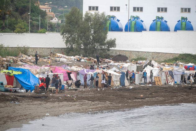 Rain Affects the Settlements on El Trampolín Beach in Ceuta Migrants try to keep the rain-damaged shacks standing on El Trampolín Beach on September 28, 2026, in Ceuta, Spain. Around 3,000 migrants remain in makeshift settlements on Ceuta’s beaches following the massive influx recorded in late July. The continuous rain is flooding the ground and damaging the shacks built with reeds, plastic, cardboard, and sheets on El Trampolín Beach. SEPTEMBER 28, 2026, Ceuta, Spain  Copyright: xMarcosxMorenox 7806264