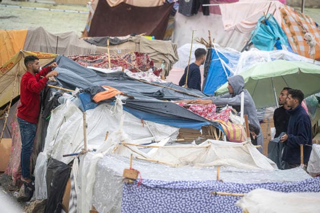 Rain Affects the Settlements on El Trampolín Beach in Ceuta Migrants try to keep the rain-damaged shacks standing on El Trampolín Beach on September 28, 2026, in Ceuta, Spain. Around 3,000 migrants remain in makeshift settlements on Ceuta’s beaches following the massive influx recorded in late July. The continuous rain is flooding the ground and damaging the shacks built with reeds, plastic, cardboard, and sheets on El Trampolín Beach. SEPTEMBER 28, 2026, Ceuta, Spain  Copyright: xMarcosxMorenox 7806265