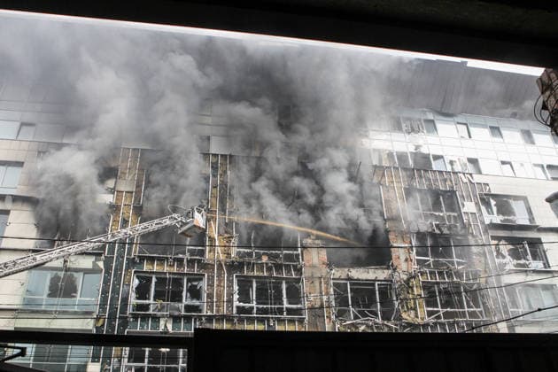 Rescuers use an aerial work platform to extinguish a fire in a business centre, caused by a Russian drone attack, Dnipro, Ukraine, September 28, 2026. At least three people were killed, and another 15 people were injured in the attack. (Photo by Mykola Miakshykov Ukrinform) Russians attack business centre in Dnipro with drone  Copyright: xMykolaxMiakshykovx