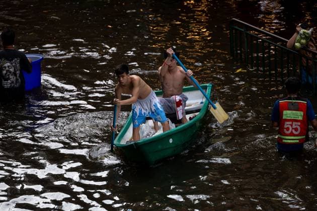 Residents Wade Through Floodwaters as Bang Kapi Faces Severe Flooding BANGKOK, THAILAND SEPTEMBER 28, 2026: Residents in Bangkok™s Bang Kapi District were forced to wade through floodwaters and use small boats to travel and access essential supplies as severe flooding continued to affect the area. Bangkok Thailand Copyright: x xThanatchanontxJiraworathanakulx xJNAxPressx
