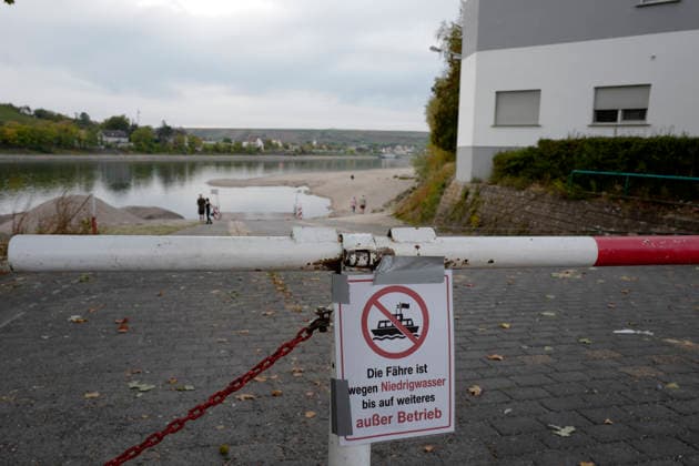 Ferry service suspended September 28, 2026. Due to low water levels, sandbars are protruding from the Rhine near Kornsand and Nierstein. At this low water level, the vehicle ferry can no longer dock. Dredging efforts to move the sand were unsuccessful. Ferry service has been suspended until further notice. To reach Mainz or Wo