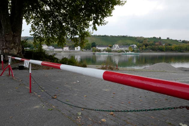 Ferry service suspended September 28, 2026. Due to low water levels, sandbars are protruding from the Rhine near Kornsand and Nierstein. At this low water level, the vehicle ferry can no longer dock. Dredging efforts to move the sand were unsuccessful. Ferry service has been suspended until further notice. To reach Mainz or Wo