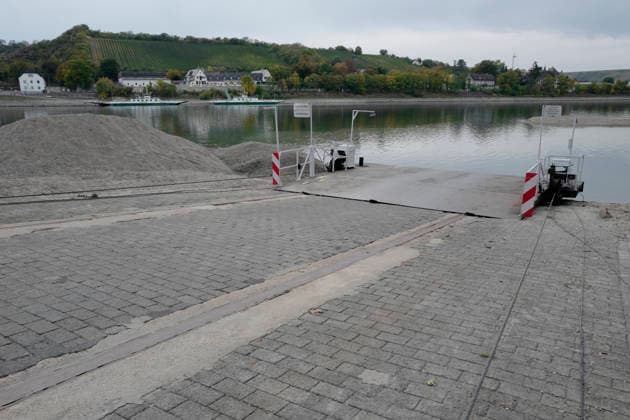 Ferry service suspended September 28, 2026. Due to low water levels, sandbars are protruding from the Rhine near Kornsand and Nierstein. At this low water level, the vehicle ferry can no longer dock. Dredging efforts to move the sand were unsuccessful. Ferry service has been suspended until further notice. To reach Mainz or Wo