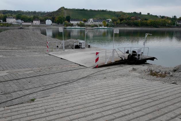 Ferry service suspended September 28, 2026. Due to low water levels, sandbars are protruding from the Rhine near Kornsand and Nierstein. At this low water level, the vehicle ferry can no longer dock. Dredging efforts to move the sand were unsuccessful. Ferry service has been suspended until further notice. To reach Mainz or Wo