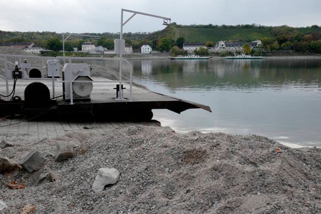 Ferry service suspended September 28, 2026. Due to low water levels, sandbars are protruding from the Rhine near Kornsand and Nierstein. At this low water level, the vehicle ferry can no longer dock. Dredging efforts to move the sand were unsuccessful. Ferry service has been suspended until further notice. To reach Mainz or Wo
