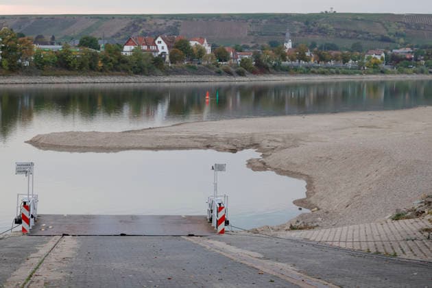 Ferry service suspended September 28, 2026. Due to low water levels, sandbars are protruding from the Rhine near Kornsand and Nierstein. At this low water level, the vehicle ferry can no longer dock. Dredging efforts to move the sand were unsuccessful. Ferry service has been suspended until further notice. To reach Mainz or Wo