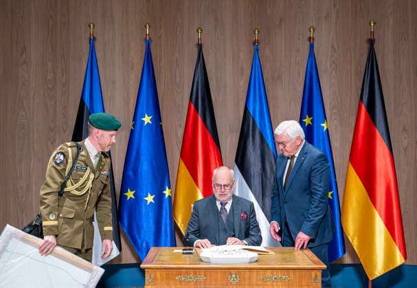 President Steinmeier Meets Alar Karis, President of the Republic of Estonia, Germany, Berlin, June 25, 2026. An Estonian officer presents a framed photo. President Frank-Walter Steinmeier welcomes Alar Karis, President of the Republic of Estonia, who signs the guest book.