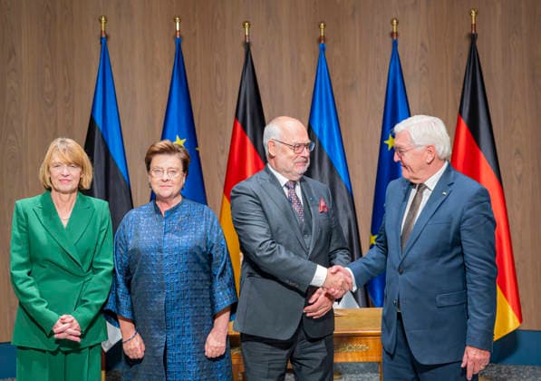 President Steinmeier Meets Alar Karis EUR, Germany, Berlin, June 25, 2026 Photo: Elke Büdenbender, Sirje Karis, Alar Karis, and President Steinmeier Frank-Walter Steinmeier welcomes Alar Karis, President of the Republic of Estonia, who signs the guest book