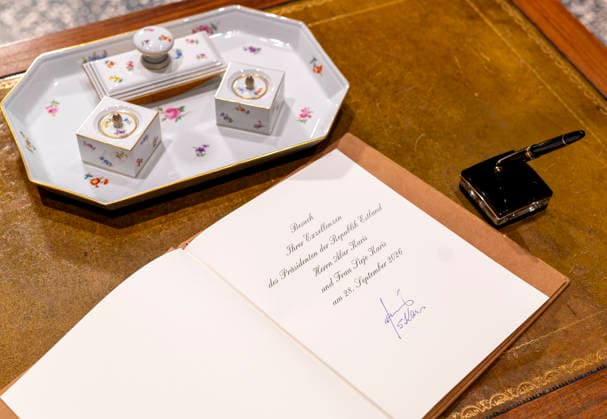President Steinmeier Meets Alar Karis EUR, Germany, Berlin, June 25, 2026 Guestbook with signature: President Frank-Walter Steinmeier welcomes the President of the Republic of Estonia, Alar Karis, who signs the guestbook
