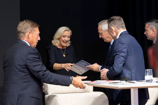 Paris, France September 28, 2026 - Le Grand Oral at the Paris Construction Show, where candidates for the 2027 French presidential election present their proposals regarding the construction and housing sectors. BATIMAT is an international trade fair for building and construction professionals. This year s edition takes place from September 28 to October 1 - Marine Le Pen POLITIQUE, BATIMAT, SECTEUR DE LA CONSTRUCTION, ECONOMIE, BTP, PATRONS, DIRIGEANTS, PME, Copyright: xVincentxIsorex