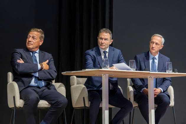 Paris, France September 28, 2026 - Le Grand Oral at the Paris Construction Show, where candidates for the 2027 French presidential election present their proposals regarding the construction and housing sectors. BATIMAT is an international trade fair for building and construction professionals. This year s edition takes place from September 28 to October 1 - Jean-Christophe Repon, Frederic Carre, Stanislas Lacroix POLITIQUE, BATIMAT, SECTEUR DE LA CONSTRUCTION, ECONOMIE, BTP, CAPEB, FFB Copyright: xVincentxIsorex