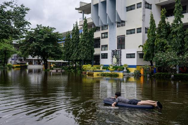 September 28, 2026, Bangkok, Thailand: BANGKOK, THAILAND, SEPTEMBER 28, 2026: Residents, vendors and commuters adapt to daily life amid flooding in Bang Kapi district as floodwaters disrupt normal routines. At Bang Kapi Market, vendors continue serving customers and moving through flooded market lanes, while residents of Khlong Chan Housing Estate have also faced disruptions to electricity and running water, adding to difficulties accessing homes. Bangkok Thailand - ZUMAq101 20260928_zna_q101_115 Copyright: xWatsawatxKoktabtimx
