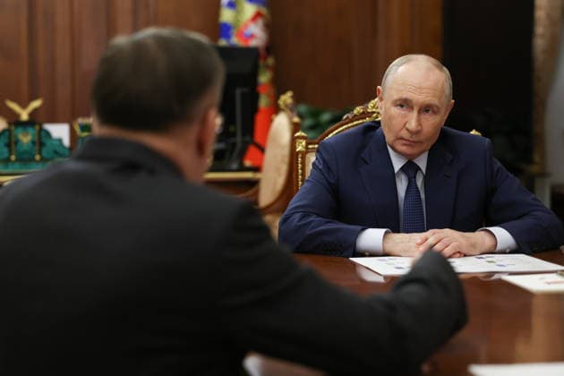 RUSSIA, MOSCOW - SEPTEMBER 28, 2026: Rosatom CEO Alexei Likhachev (L) and Russia s President Vladimir Putin talk during a meeting in the Kremlin Moscow Russia  - ZUMAt113 20260928_zaa_t113_198 Copyright: xVyacheslavxProkofyevx