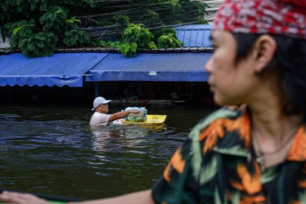 September 28, 2026, Bangkok, Thailand: BANGKOK, THAILAND, SEPTEMBER 28, 2026: Residents, vendors and commuters adapt to daily life amid flooding in Bang Kapi district as floodwaters disrupt normal routines. At Bang Kapi Market, vendors continue serving customers and moving through flooded market lanes, while residents of Khlong Chan Housing Estate have also faced disruptions to electricity and running water, adding to difficulties accessing homes. Bangkok Thailand - ZUMAq101 20260928_zna_q101_122 Copyright: xWatsawatxKoktabtimx