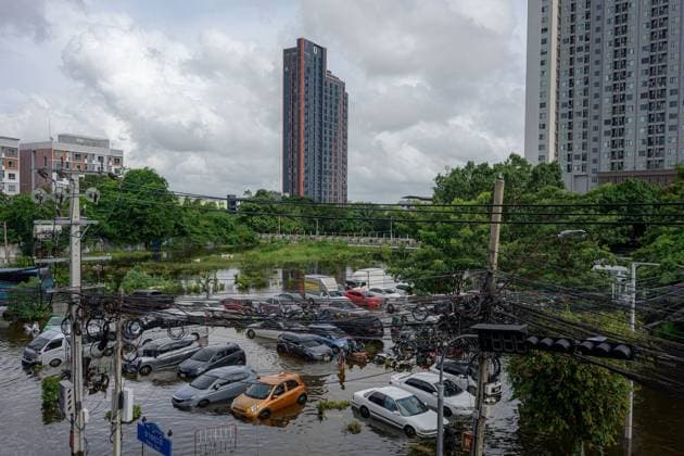 September 28, 2026, Bangkok, Thailand: BANGKOK, THAILAND, SEPTEMBER 28, 2026: Residents, vendors and commuters adapt to daily life amid flooding in Bang Kapi district as floodwaters disrupt normal routines. At Bang Kapi Market, vendors continue serving customers and moving through flooded market lanes, while residents of Khlong Chan Housing Estate have also faced disruptions to electricity and running water, adding to difficulties accessing homes. Bangkok Thailand - ZUMAq101 20260928_zna_q101_123 Copyright: xWatsawatxKoktabtimx