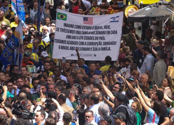 RECORD DATE NOT STATED Flavio Bolsonaro, Ricardo Nunes, and Tarcisio de Freitas campaign at the Sao Paulo Municipal Market. Sao Paulo (SP), 09 28 2026 2026 elections campaign Presidential candidate Flavio Bolsonaro (PL), Sao Paulo governor and candidate for re-election Tarcisio de Freitas (Republicanos) and Sao Paulo mayor Ricardo Nunes (MDB) participate in a campaign event at the Sao Paulo Municipal Market, in the central region of the Sao Paulo capital, this Monday (28).(Foto: Leco Viana Thenews2 imago images) Flavio Bolsonaro, Ricardo Nunes, and Tarcisio de Freitas campaign at the Sao Paulo Municipal Market.  Copyright: xLecoxVianax