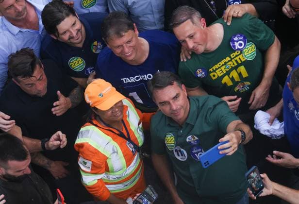 RECORD DATE NOT STATED Flavio Bolsonaro, Ricardo Nunes, and Tarcisio de Freitas campaign at the Sao Paulo Municipal Market. Sao Paulo (SP), 09 28 2026 2026 elections campaign Presidential candidate Flavio Bolsonaro (PL), Sao Paulo governor and candidate for re-election Tarcisio de Freitas (Republicanos) and Sao Paulo mayor Ricardo Nunes (MDB) participate in a campaign event at the Sao Paulo Municipal Market, in the central region of the Sao Paulo capital, this Monday (28).(Foto: Leco Viana Thenews2 imago images) Flavio Bolsonaro, Ricardo Nunes, and Tarcisio de Freitas campaign at the Sao Paulo Municipal Market.  Copyright: xLecoxVianax