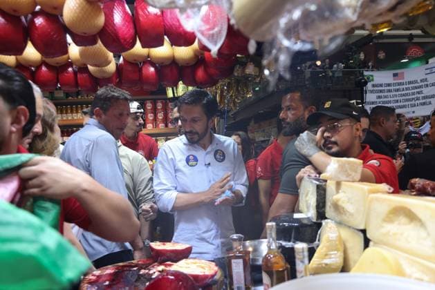 RECORD DATE NOT STATED Flavio Bolsonaro, Ricardo Nunes, and Tarcisio de Freitas campaign at the Sao Paulo Municipal Market. Sao Paulo (SP), 09 28 2026 2026 elections campaign Presidential candidate Flavio Bolsonaro (PL), Sao Paulo governor and candidate for re-election Tarcisio de Freitas (Republicanos) and Sao Paulo mayor Ricardo Nunes (MDB) participate in a campaign event at the Sao Paulo Municipal Market, in the central region of the Sao Paulo capital, this Monday (28).(Foto: Leco Viana Thenews2 imago images) Flavio Bolsonaro, Ricardo Nunes, and Tarcisio de Freitas campaign at the Sao Paulo Municipal Market.  Copyright: xLecoxVianax